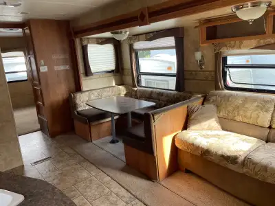 2010 Jayco Jay Flight 32BHS travel trailer in great condition. This is a spacious and functional bun...