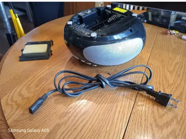 Portable CD radio with AM/FM radio in General Electronics in Oshawa / Durham Region - Image 6