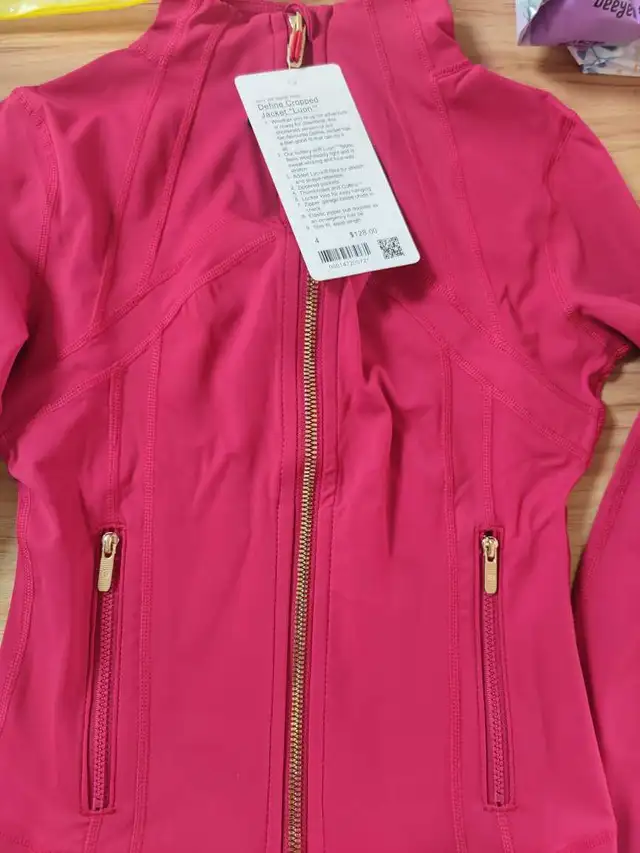 Lululemon Define Jacket Gold Zipper in Women's - Tops & Outerwear in Laval / North Shore - Image 9