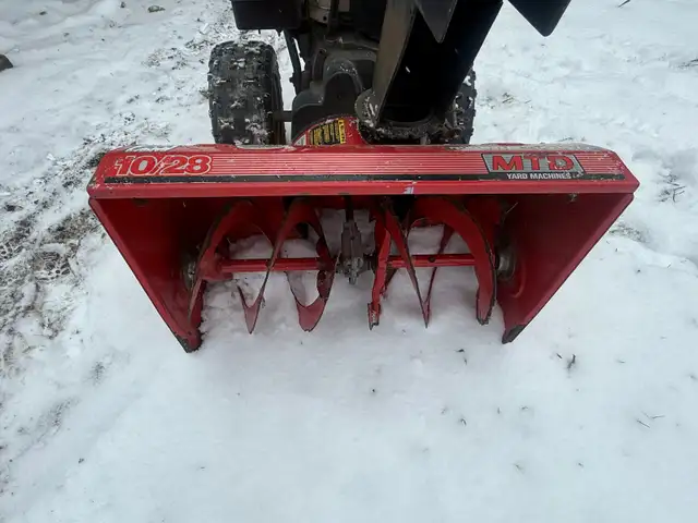 Souffleuse à neige MTD à essence. 10/28 in Snowblowers in Granby - Image 4