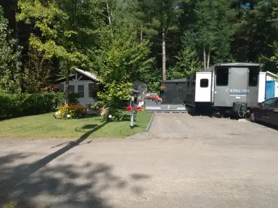Roulotte avec garantie prolongée situé à Ste Anne des Plaines sur Camping Ste Anne. Grand terrain. P...