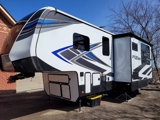 5th wheel Toy hauler Keystone Fusion 369 in Travel Trailers & Campers in City of Toronto - Image 2