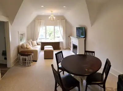Bright Top Floor 1 Bedroom in Heritage House - Cadboro Bay
