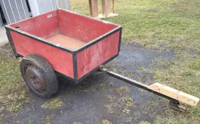 Petite remorque pour jardinage ou vtt. Utilisable avec une tige (une pine). L’attache nécessaire pou...