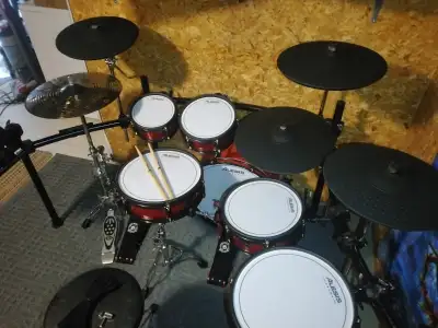 Selling due to lack of space in my jamming room. My other kit takes up too much floor space. comes w...