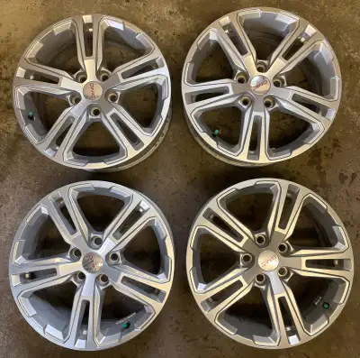 4 mags d’origine GMC Terrain 17 pouces. Bolt pattern: 5x115 Super propre et en excellent état. Inclu...