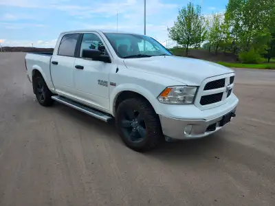2017 Dodge Ram 1500 Outdoorsman, SLT, crewcab, 5.7 Hemi V8, 100 KM, low KM, 4x4, power cloth seats,...
