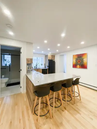 Charmant appartement rénové à louer à Outremont, View more