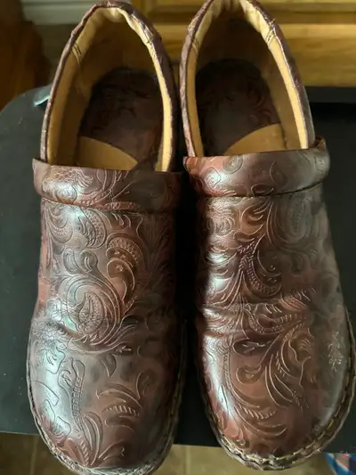 Ladies leather shoes, View more