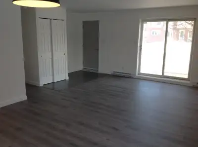 5 1/2 et + ,sur 2 étages d'un immeuble de 4 logements. 2 chambres à l’étage. Une chambre, un bureau...