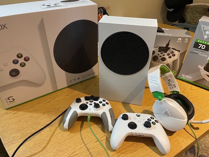 Xbox series s comes with headset & 2 controllers XBOX One