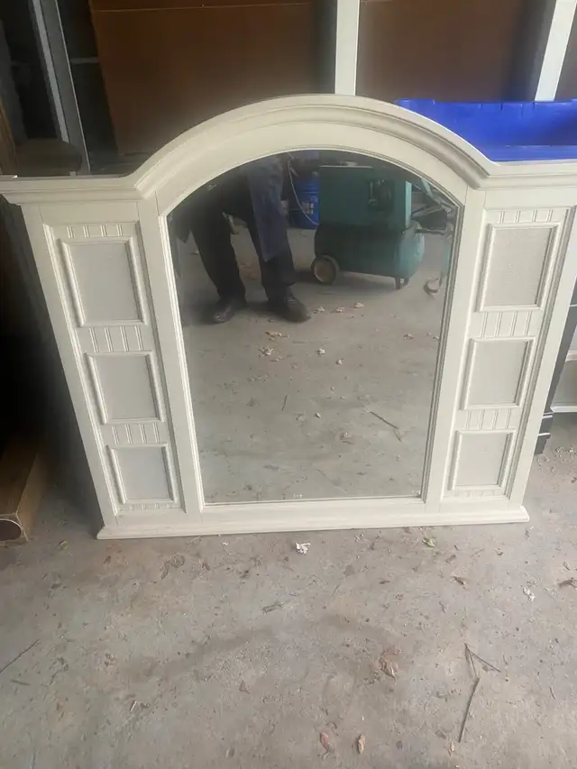 Nice mirror with wood frame in Home Décor & Accents in Markham / York Region - Image 3