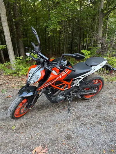 KTM Duke 390 2017 En super bon état Toujours bien entretenu Batterie neuve Pneu arrière neuf (changé...