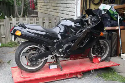 *EMAIL AND PHONE PLEASE* Starmanitokan@gmail.com 613-729-9844 92 KAWASAKI NINJA ZX-1100 + Hydraulic...