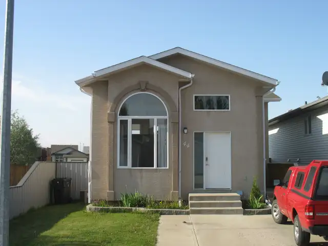 Beautiful Westside Two-Bedroom House (Top Floor, Private Yard)