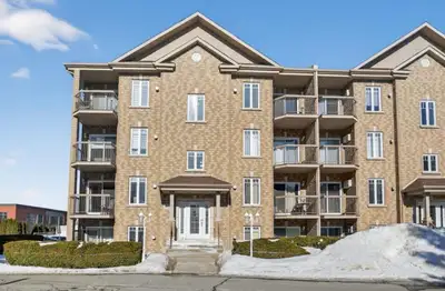 À louer /for rent 4 1/2 Disponible 1er juillet chomedy Laval Beau et grand 4 1/2 Disponible le 1 er...