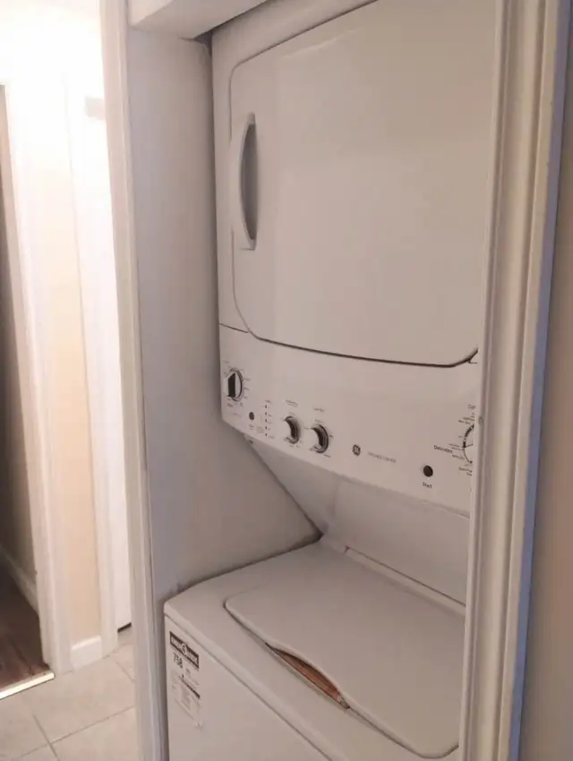 1 bright upstairs Master room- 3 min walk to UOIT in north Oshaw in Room Rentals & Roommates in Oshawa / Durham Region - Image 8