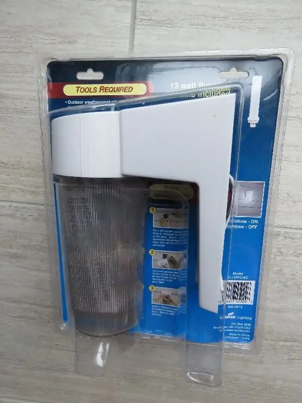 3x 13 Watt Fluorescent luminaire extérieur Outdoor Light Fixture in Outdoor Lighting in Laval / North Shore - Image 6