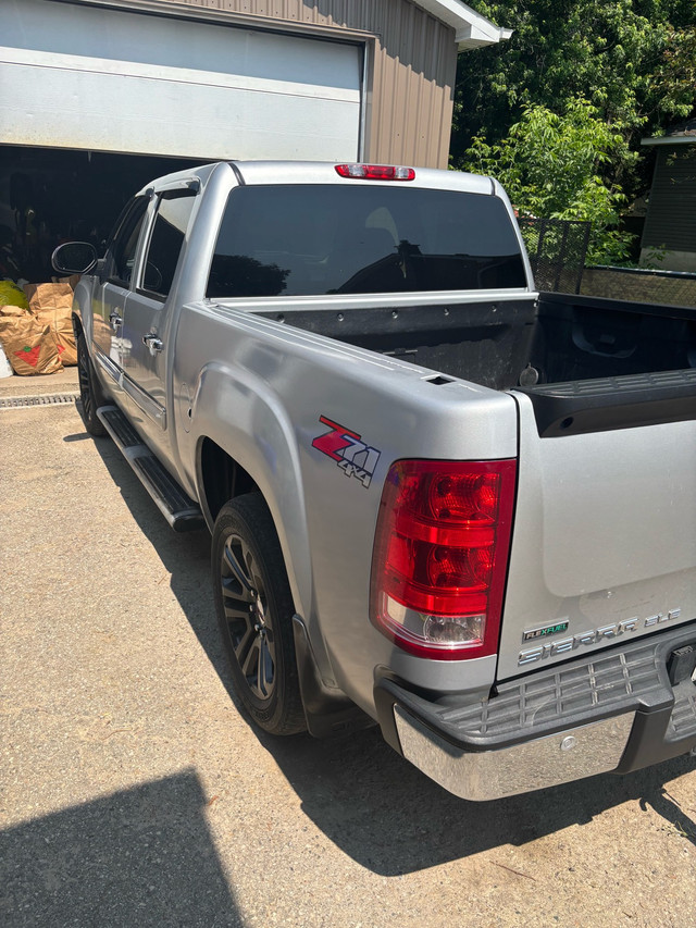 2011 GMC Sierra SLE Z71 4x4 Crew Cab low km in Cars & Trucks in Oakville / Halton Region - Image 2