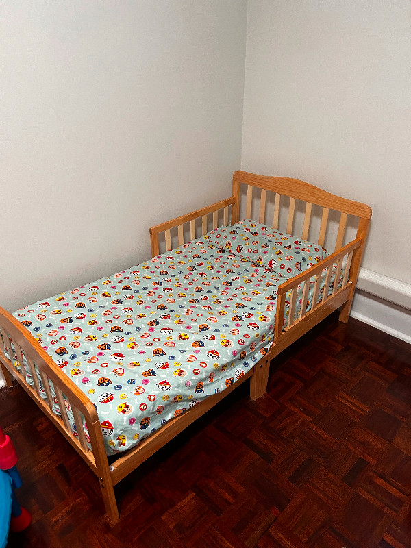 Wood toddler bed in Beds & Mattresses in City of Toronto - Image 2