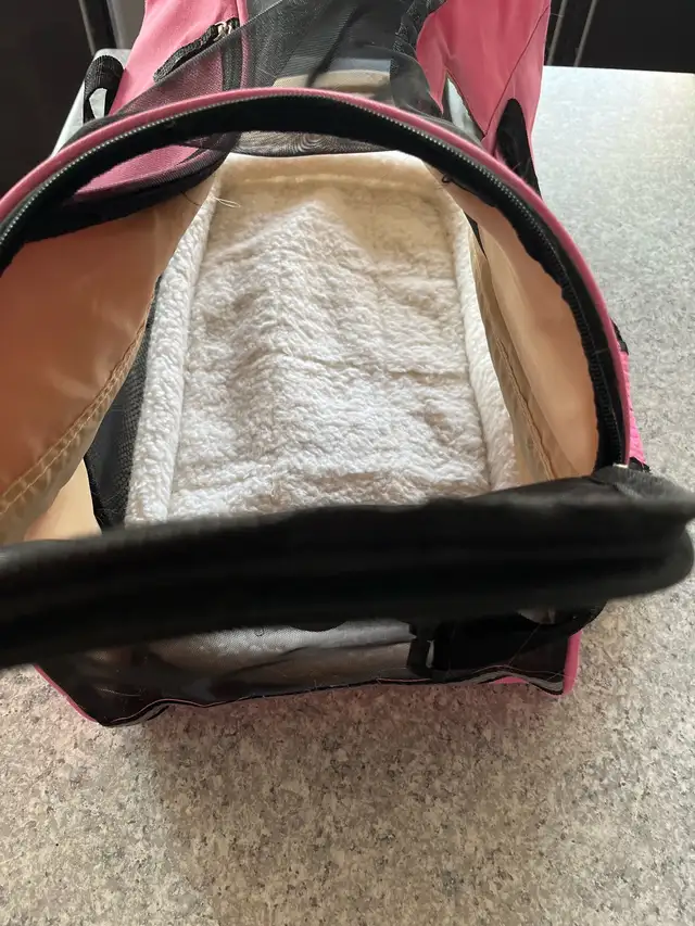 Small pet carrier in Accessories in Regina - Image 5