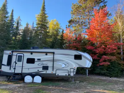 5th wheel 2017 Keystone Cougar 26RLS is in great shape, everything works as it should. 29’ overall l...