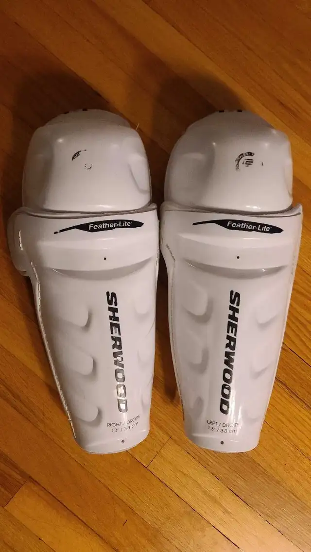 Sherwood Shin Pads 13" in Hockey in Winnipeg - Image 2