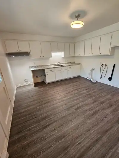 Très grand 5 1/2. Triplex