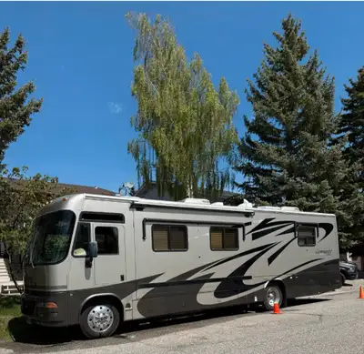Beautiul 36' 2005 Triple E Motorhome 8.1 Vortec Engine automatic leveling system Onan 5500 onboard g...