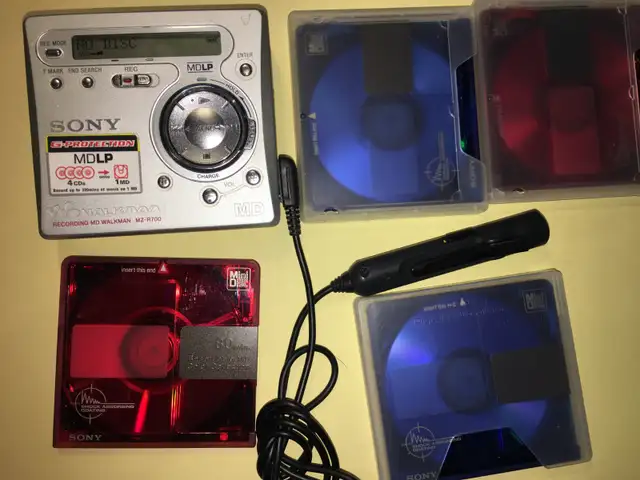 SONY MZ-R700 MINIDISC WALKMAN RECORDER with four discs