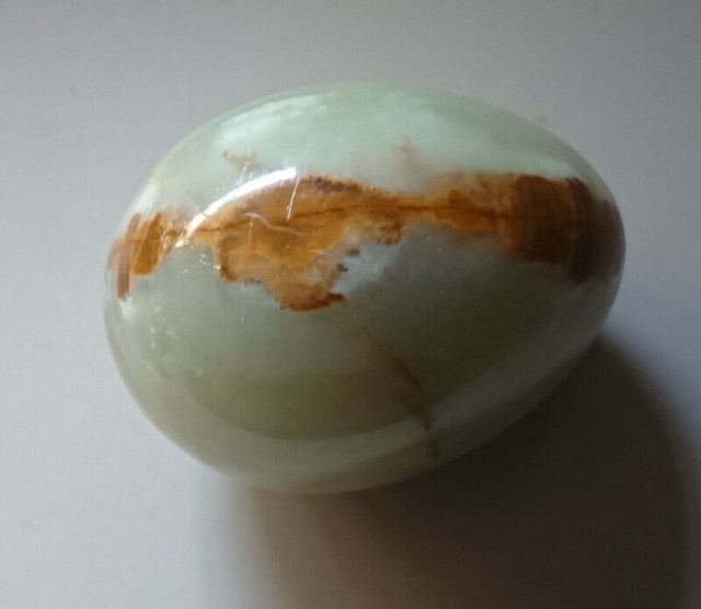 Vintage Green Brown Stripe Alabaster Carved Stone Egg in Arts & Collectibles in Oshawa / Durham Region - Image 2