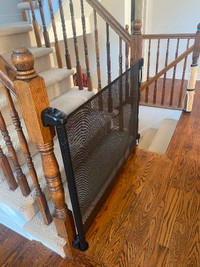 Retractable stair gate