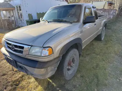 Mazda B-4000, same as Ford Ranger 2007 Low mileage 160 000km V6, 4x4, selector to put it 2x4 or 4x4...