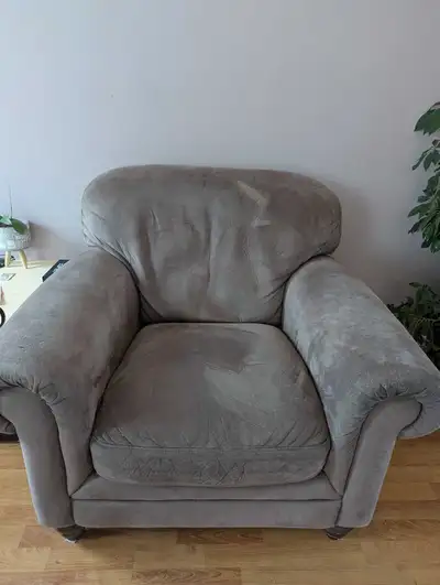 Causeuse et divan 3 places à vendre 150$ chacun. Les deux peuvent partir à 250$. Ce sont des divans...