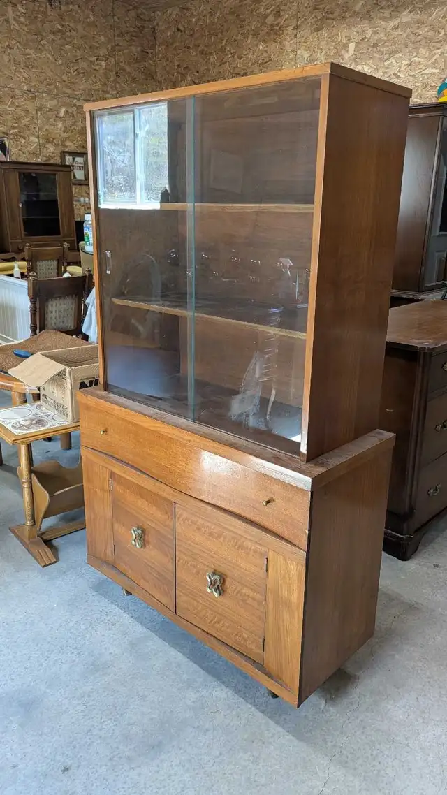 Mid-Century Modern Walnut Bowfront Hutch in Hutches & Display Cabinets in Peterborough - Image 4