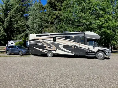 2015 Seneca Super C by Jayco w/RB excellent condition Inline 6.7 l Cummins, 6 speed Allison tranny A...