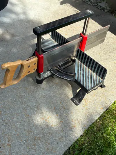 This pre-owned Mastercraft miter box and saw set is a reliable tool for achieving precise angled cut...