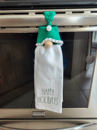 Handmade crochet gnome towel topper / Porte serviette de cuisine