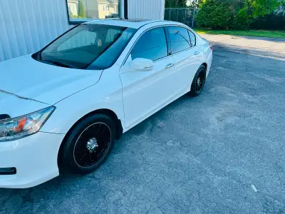 Honda Accord Touring moteur V6 3.5L Intérieur 10/10 cuir à l’état neuf. Non-fumeur, pas d’animaux. T...