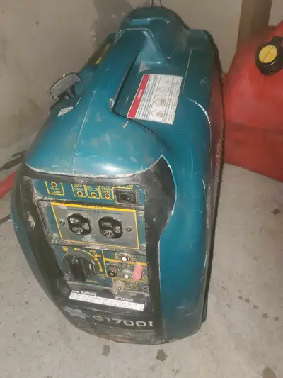 This is a used Makita G1700i inverter generator, perfect for providing power on the go. While it's i...
