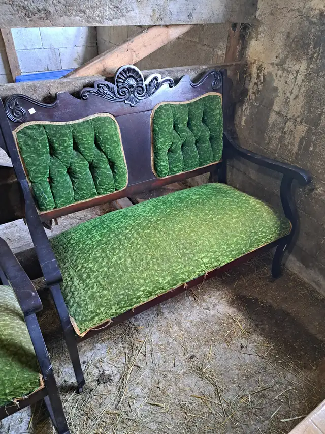3 PC Victorian Parlor Suite in Couches & Futons in Belleville - Image 3