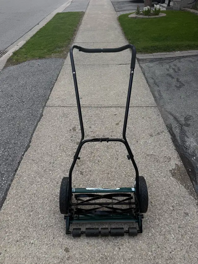 Yardworks 16-inch Reel Mower in Lawnmowers & Leaf Blowers in Mississauga / Peel Region - Image 2