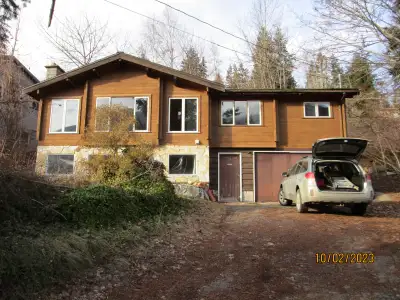 House sits on 0.33 acre and is close to ferry, bus and store. Sunny location.
