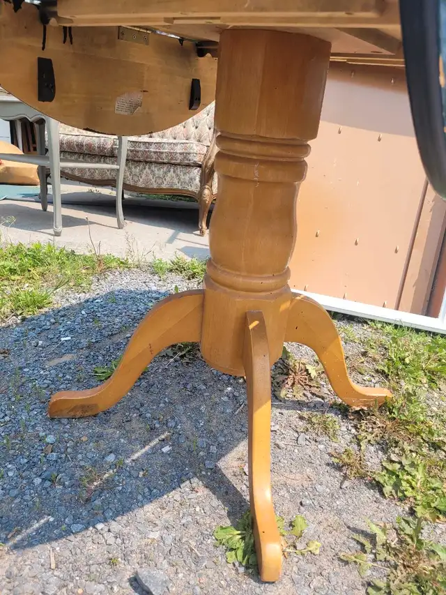 round pedistal table in Dining Tables & Sets in Napanee - Image 3