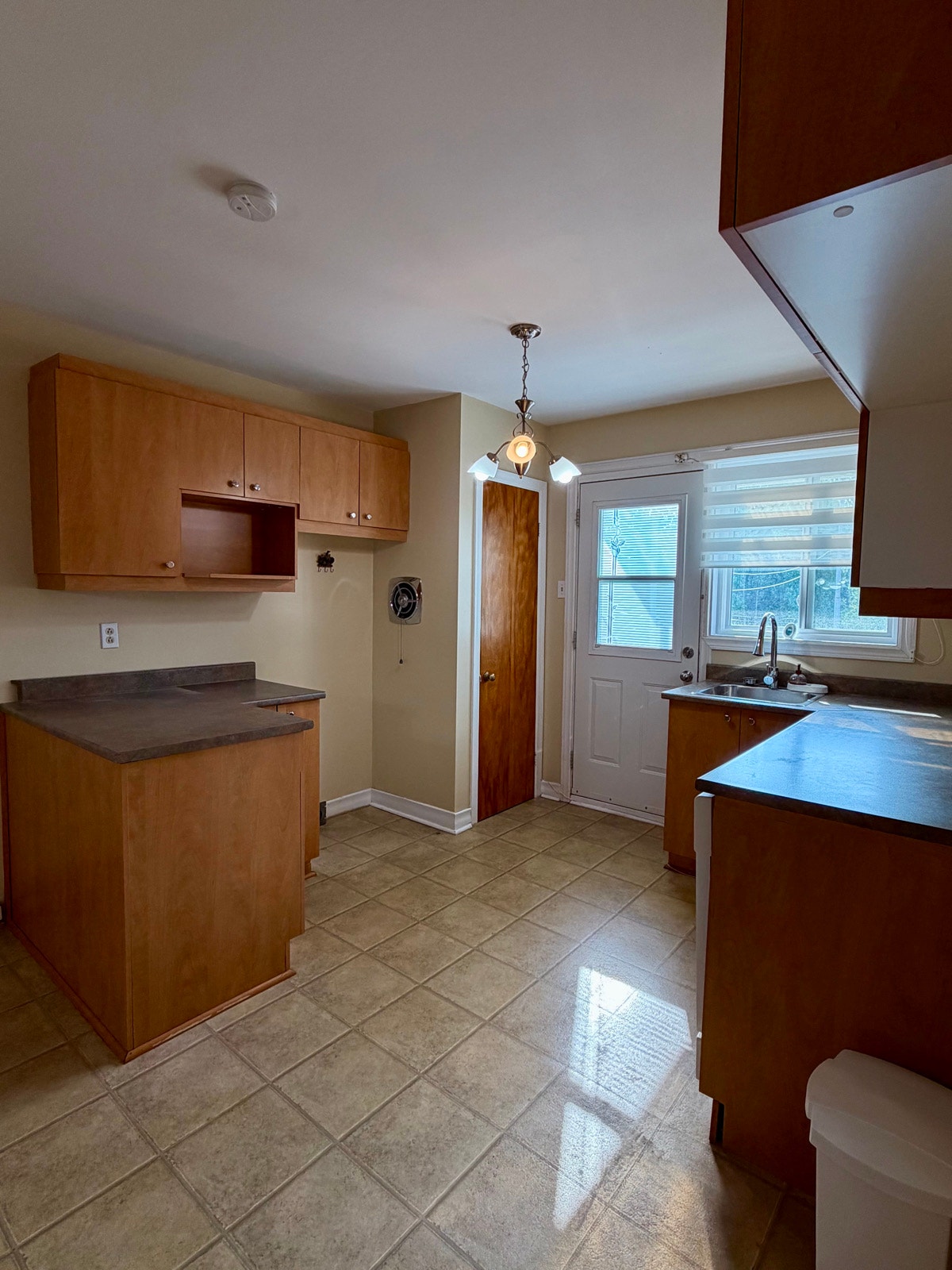 GRAND 5 1/2 À LOUEZ À MONTRÉAL — photo 1