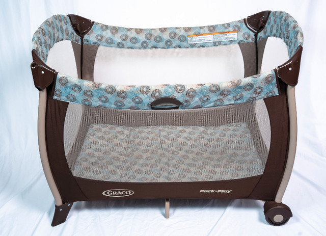 Graco Pack and Play Portable Crib in Cribs in Markham / York Region