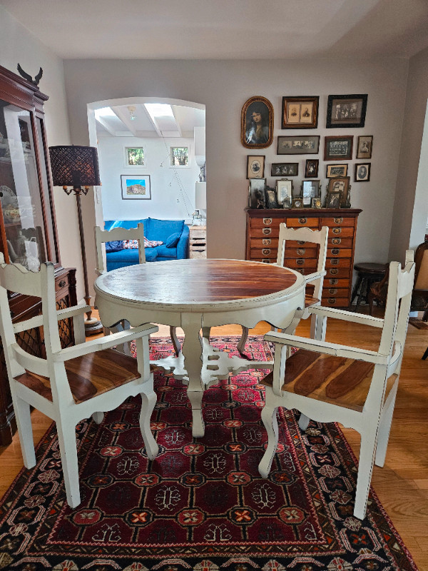 Vintage Solid Wood Table and Chairs in Dining Tables & Sets in City of Toronto - Image 4