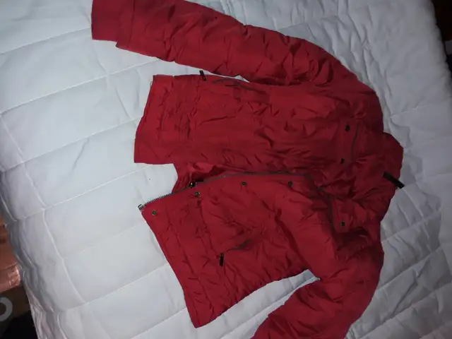 BEAU MANTEAU FEMME SMALL-MEDIUM ROUGE in Women's - Tops & Outerwear in City of Montréal - Image 4