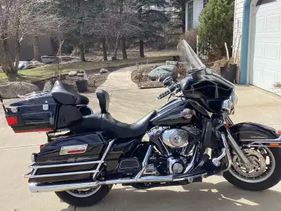 2006 ultra classic 58640 KM Custom pipes Stage one Back rest Has fresh service, excellent condition...
