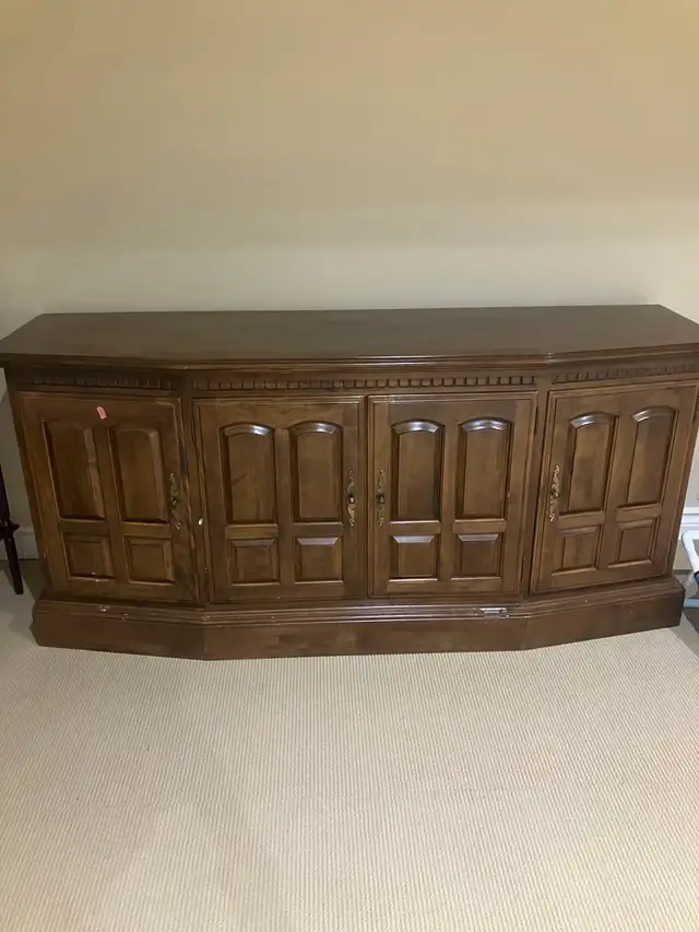 Classic Dining Room Buffet and Server in Dining Tables & Sets in City of Toronto - Image 2